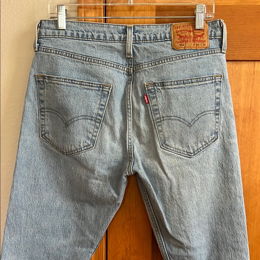 Light wash Levi’s 32~32